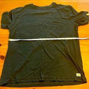 Vuori men’s workout shirt - medium
